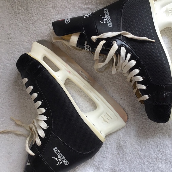 Classic Black Ice Skates - Picture 2 of 9